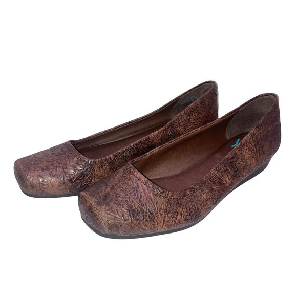 Yuu Shoes - Yuu Women's Square Tooled Embossed Wedge Flats | Size 9.5